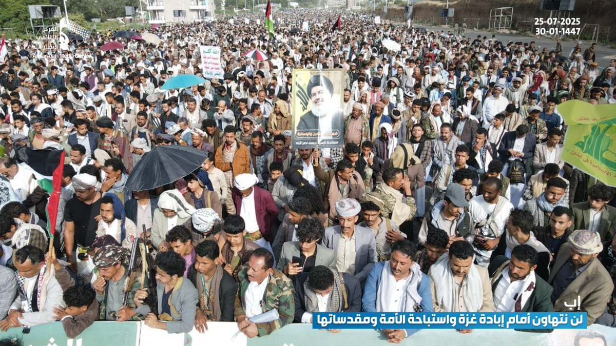 Haidarh_Alkrar's tweet image. استنفار شعبي استثنائي يُترجم الوعي، ويُؤكد الثبات ويعكس الجهوزية... حشود كبرى بمدينة #إب في مسيرة "لن نتهاون أمام إبادة غزة واستباحة الأمة ومقدساتها"
#غزة_تموت_جوعا
#يمن_الواثقين_بالله