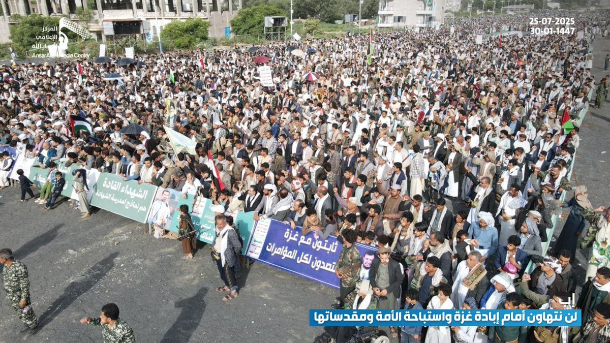 Haidarh_Alkrar's tweet image. استنفار شعبي استثنائي يُترجم الوعي، ويُؤكد الثبات ويعكس الجهوزية... حشود كبرى بمدينة #إب في مسيرة "لن نتهاون أمام إبادة غزة واستباحة الأمة ومقدساتها"
#غزة_تموت_جوعا
#يمن_الواثقين_بالله