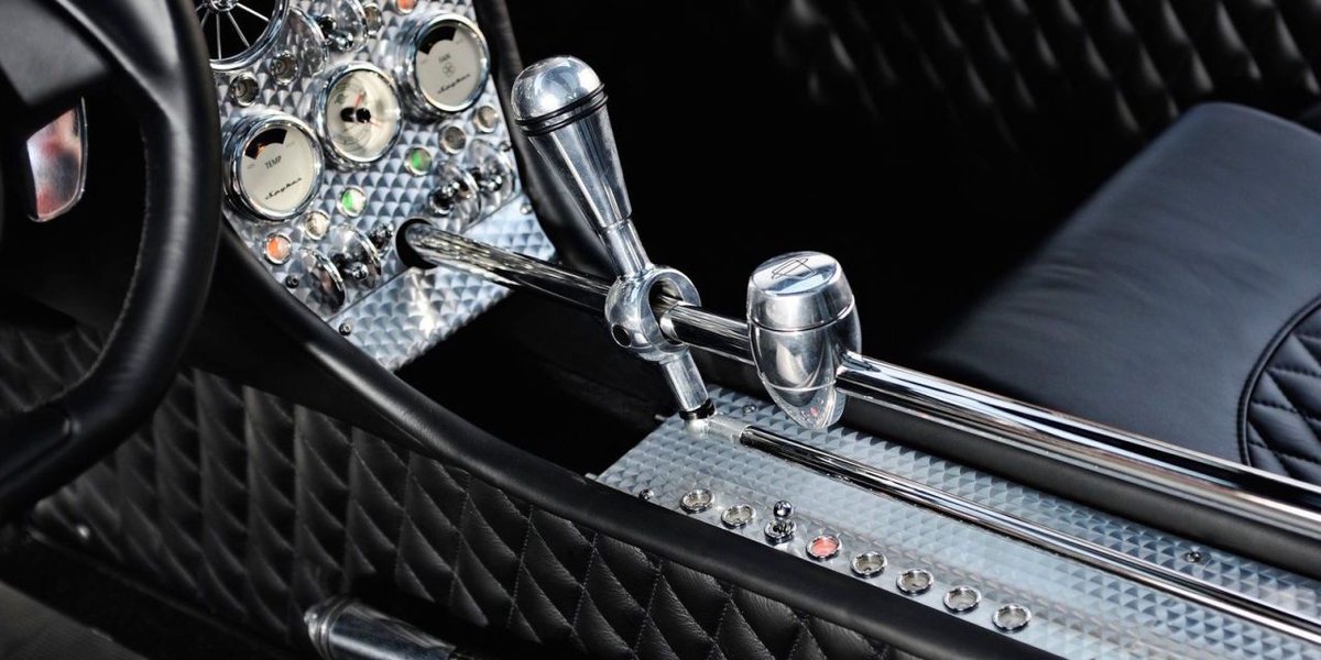 __el__toro__'s tweet image. Who does shifters better -- Singer or Spyker?

The good news is you can&apos;t lose either way as both understand form &amp;amp; function.

Our eyes are drawn to visually interesting shapes with contrasting, yet complimentary, finishes. Organic lines mixing effortlessly with machined…