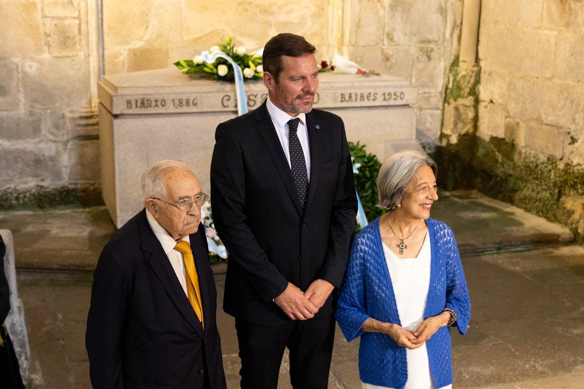 lopezcamposgal's tweet image. Ademais de celebrar o Día de Galicia e do Apóstolo, é unha honra tamén lembrar hoxe a Rosalía coa tradicional misa e ofrenda floral
Agradecido por acompañar as institucións culturais e mesmo centros galegos do exterior na homenaxe no Panteón de Galegas e Galegos Ilustres