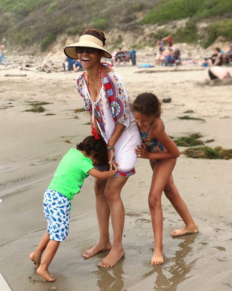 xonecole's tweet image. Halle Berry on becoming a mom in her 40's: "I’m a much better mother at 46, or 41 when I had her, than if I were 21 or 25. I was just a little baby, just trying to figure it out… I’m so glad I waited." bit.ly/3RXggCs