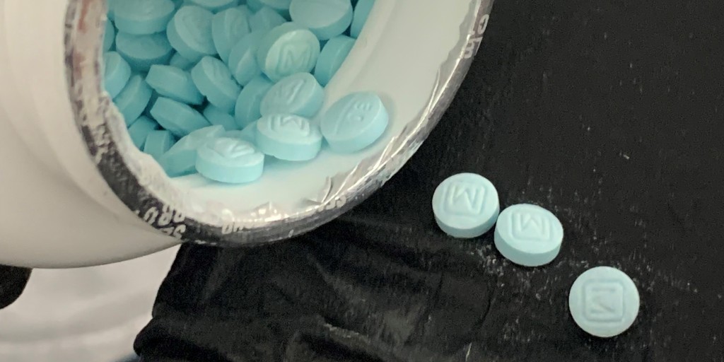 DEAOmahaDiv's tweet image. 🗣️"It looks legit."
🗣️"It must be real."
🔵It's not.
The ONLY safe prescription medications are those prescribed by a licensed medical provider and dispensed by a trusted pharmacy.
#OnePillCanKill #OneConversationCanSaveALife