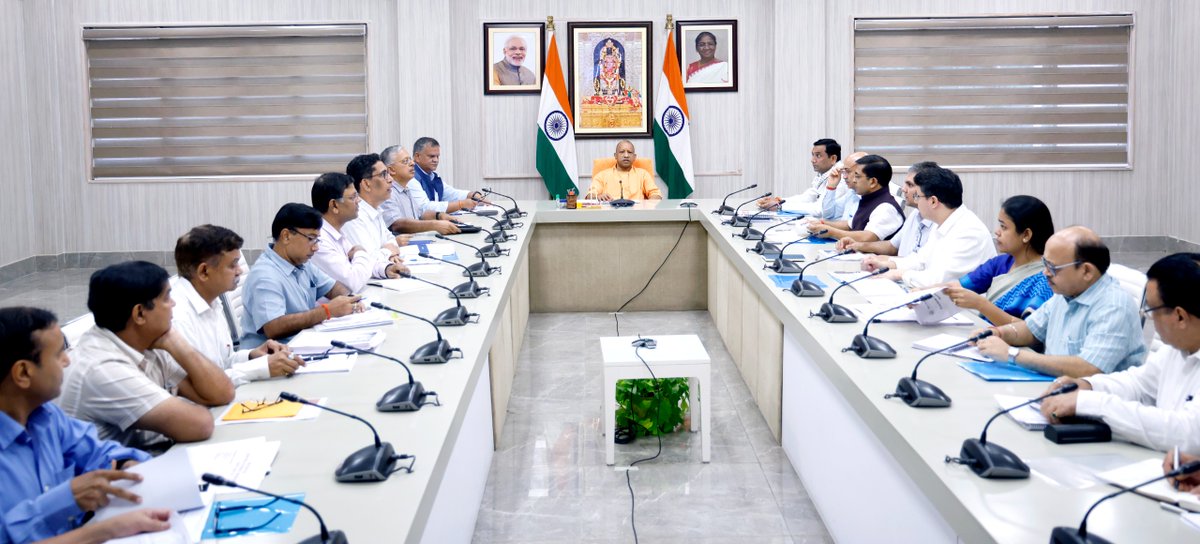 CM Office, GoUP (@cmofficeup) on Twitter photo #UPCM <a href="/myogiadityanath/">Yogi Adityanath</a> рдиреЗ рдЖрдЬ рдЬрдирдкрдж рд▓рдЦрдирдК рд╕реНрдерд┐рдд рдЕрдкрдиреЗ рд╕рд░рдХрд╛рд░реА рдЖрд╡рд╛рд╕ рдкрд░ рдЖрд╣реВрдд рдПрдХ рдЙрдЪреНрдЪрд╕реНрддрд░реАрдп рдмреИрдардХ рдореЗрдВ рдКрд░реНрдЬрд╛ рд╡рд┐рднрд╛рдЧ рдХреЗ рдХрд╛рд░реНрдпреЛрдВ рдХреА рд╕рдореАрдХреНрд╖рд╛ рдХреАред
рдореБрдЦреНрдпрдордВрддреНрд░реА рдЬреА рдиреЗ рдХрд╣рд╛ рдХрд┐ рдкреНрд░рджреЗрд╢ рдореЗрдВ рдмрд┐рдЬрд▓реА рд╡реНрдпрд╡рд╕реНрдерд╛ рдЕрдм рдХреЗрд╡рд▓ рддрдХрдиреАрдХреА рдпрд╛ рдкреНрд░рд╢рд╛рд╕рдирд┐рдХ рд╡рд┐рд╖рдп рдирд╣реАрдВ, рдмрд▓реНрдХрд┐ рдЬрдирддрд╛ рдХреЗ рднрд░реЛрд╕реЗ рдФрд░ рд╢рд╛рд╕рди рдХреА рд╕рдВрд╡реЗрджрдирд╢реАрд▓рддрд╛ рдХрд╛ рдкреИрдорд╛рдирд╛ рдмрди #UPCM <a href="/myogiadityanath/">Yogi Adityanath</a> рдиреЗ рдЖрдЬ рдЬрдирдкрдж рд▓рдЦрдирдК рд╕реНрдерд┐рдд рдЕрдкрдиреЗ рд╕рд░рдХрд╛рд░реА рдЖрд╡рд╛рд╕ рдкрд░ рдЖрд╣реВрдд рдПрдХ рдЙрдЪреНрдЪрд╕реНрддрд░реАрдп рдмреИрдардХ рдореЗрдВ рдКрд░реНрдЬрд╛ рд╡рд┐рднрд╛рдЧ рдХреЗ рдХрд╛рд░реНрдпреЛрдВ рдХреА рд╕рдореАрдХреНрд╖рд╛ рдХреАред
рдореБрдЦреНрдпрдордВрддреНрд░реА рдЬреА рдиреЗ рдХрд╣рд╛ рдХрд┐ рдкреНрд░рджреЗрд╢ рдореЗрдВ рдмрд┐рдЬрд▓реА рд╡реНрдпрд╡рд╕реНрдерд╛ рдЕрдм рдХреЗрд╡рд▓ рддрдХрдиреАрдХреА рдпрд╛ рдкреНрд░рд╢рд╛рд╕рдирд┐рдХ рд╡рд┐рд╖рдп рдирд╣реАрдВ, рдмрд▓реНрдХрд┐ рдЬрдирддрд╛ рдХреЗ рднрд░реЛрд╕реЗ рдФрд░ рд╢рд╛рд╕рди рдХреА рд╕рдВрд╡реЗрджрдирд╢реАрд▓рддрд╛ рдХрд╛ рдкреИрдорд╛рдирд╛ рдмрди
