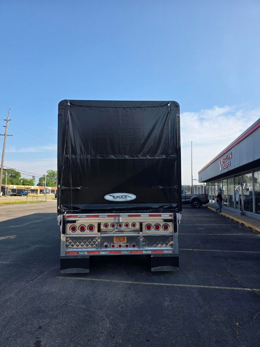 VerduynTarps's tweet image. 🦅 A sharp look for serious hauls.

This 48' #EagleTarpSystem features:
✅ 100" cart height
✅ Mirrored headboard
✅ Light bar w/ ¾" bullet lights every 2" 💡

Big thanks to HTT Services for choosing Verduyn Tarps! 🛠️ Get your own: bit.ly/3MquyXi #ridewithpride #Flatbed