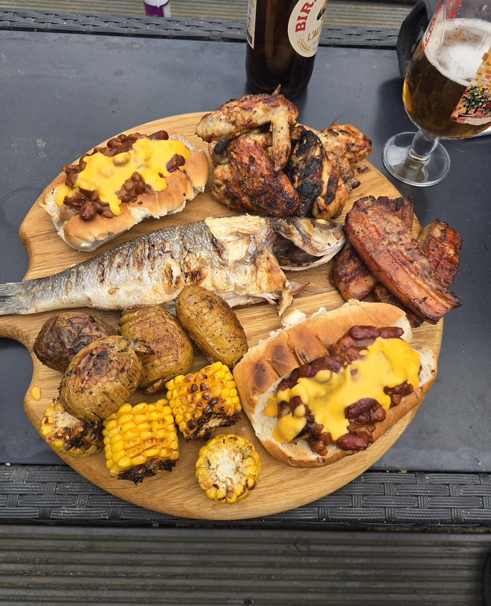 Hazzy2_0's tweet image. Chilli dogs and seabass, BBQ maestro 👌🏼