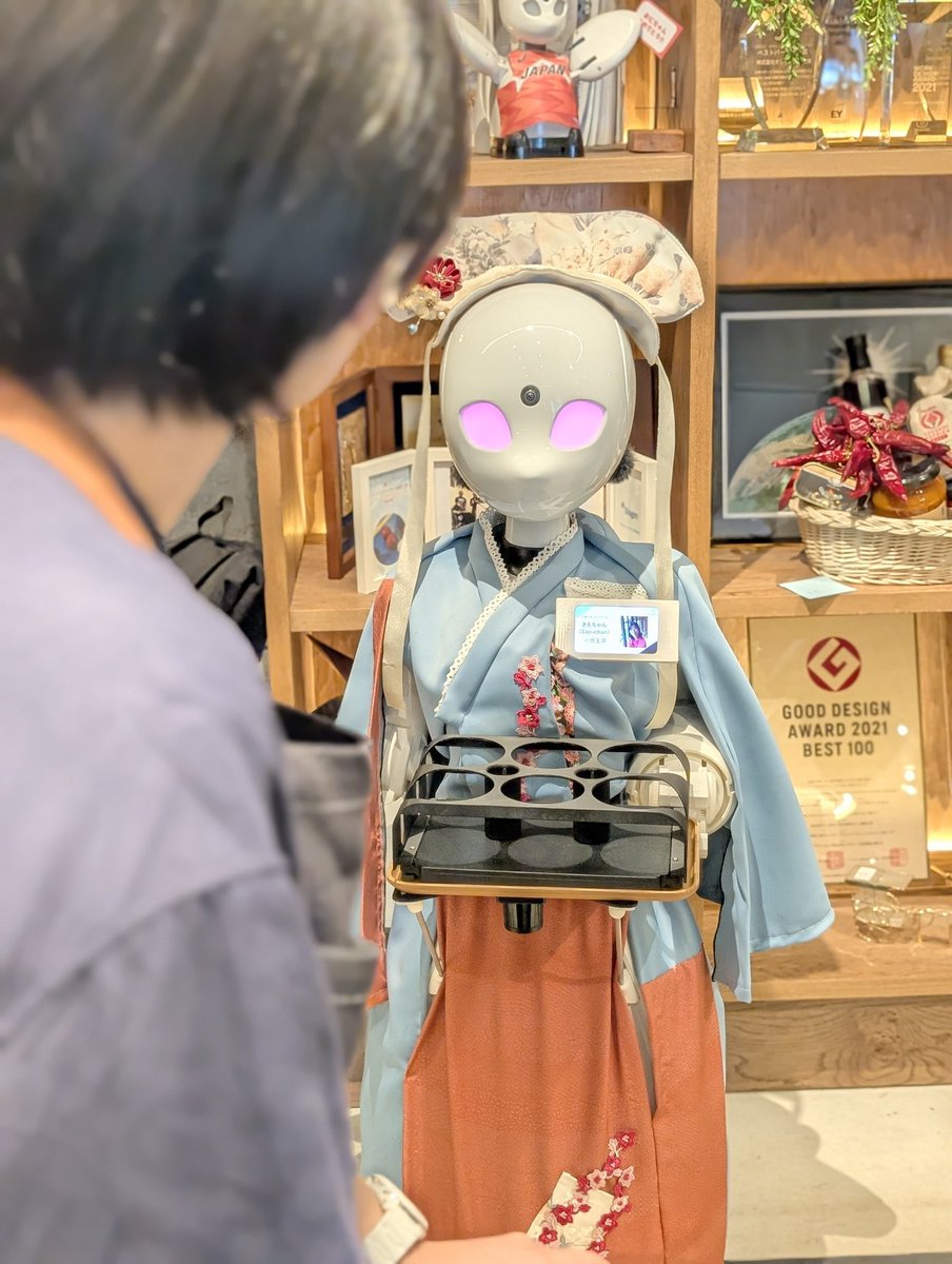 Saepochaco's tweet image. 海外からのお客さまのテーブルの横に思いっきり体当たりしてしまい、「大きなロボットの操作が上手じゃないの」って言ったら、「僕たちを笑わせようとしたんでしょ?」と笑いながら言ってくれて、お客さまの優しさに救われる日々です。いや、わざとじゃないんだよ…(๑′ᴗ‵๑)エブリタイム真剣
