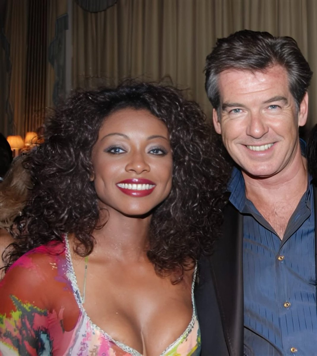 StephanieBLive's tweet image. MY BEAUTIFUL STORY WITH PIERCE BROSNAN.
I was in my hotel suite at Claridges London, getting ready to perform for an amazing celebrity couple. I heard a knock at my door, but I know my manager Glynn would open the door so I didn’t bother to check who it was.
5 mins later, Jon…