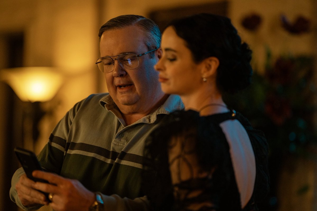 jscottamy's tweet image. When Al (played by the amazing Eric Stonestreet) showed Mia (played by the incredible Krysten Ritter) his family’s photo on his phone in Ep 4, THIS is what she saw. That Al is quite the family man. #DexterResurrection