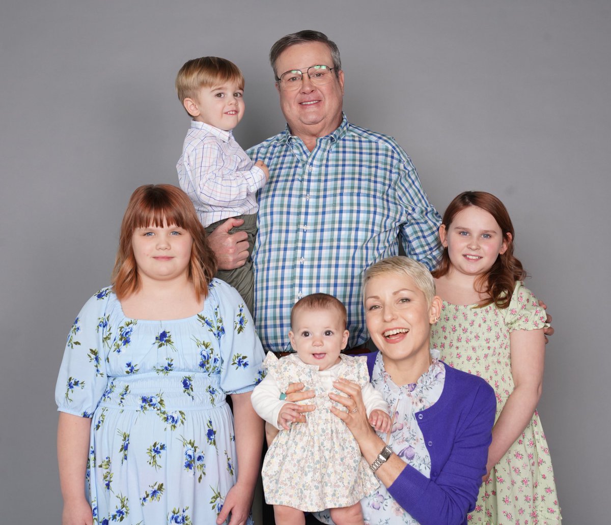 jscottamy's tweet image. When Al (played by the amazing Eric Stonestreet) showed Mia (played by the incredible Krysten Ritter) his family’s photo on his phone in Ep 4, THIS is what she saw. That Al is quite the family man. #DexterResurrection