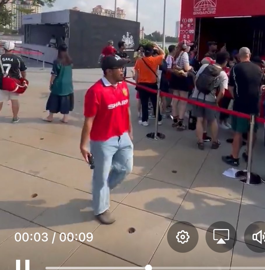 The Man Utd fan causally joining the Arsenal merch queue tells you all you need to know about what kind of fans these are. #nufc
