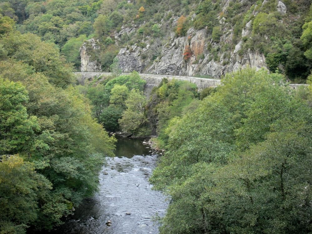 Réponse - Les gorges de Chouvigny: Le canoë-kayak, un excellent moyen de partir à la découverte de ce site naturel classé ! - france-voyage.com/s-17bon