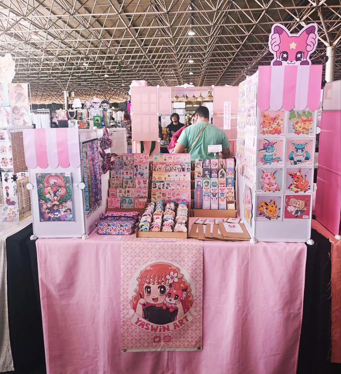 yaswin_art's tweet image. Minha mesa no Anime Summit aqui em  🌷✨

#artistalley
