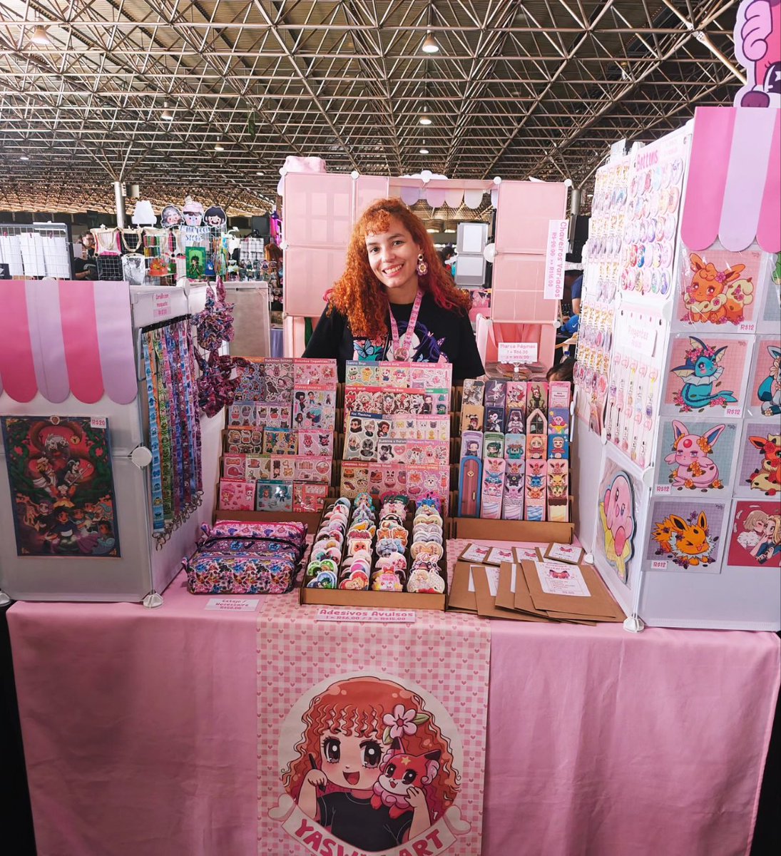 yaswin_art's tweet image. Minha mesa no Anime Summit aqui em  🌷✨

#artistalley