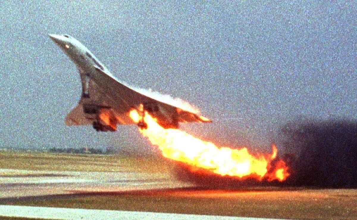Fahadnaimb's tweet image. It's been 25 years since that Concorde crash near Paris, right?
On July 25, 2000, Air France's supersonic Concorde, flight AFR4590, was supposed to fly from Paris to New York.
During takeoff, it hit a metal piece from a Continental DC-10-30 that took off earlier, and a tire…