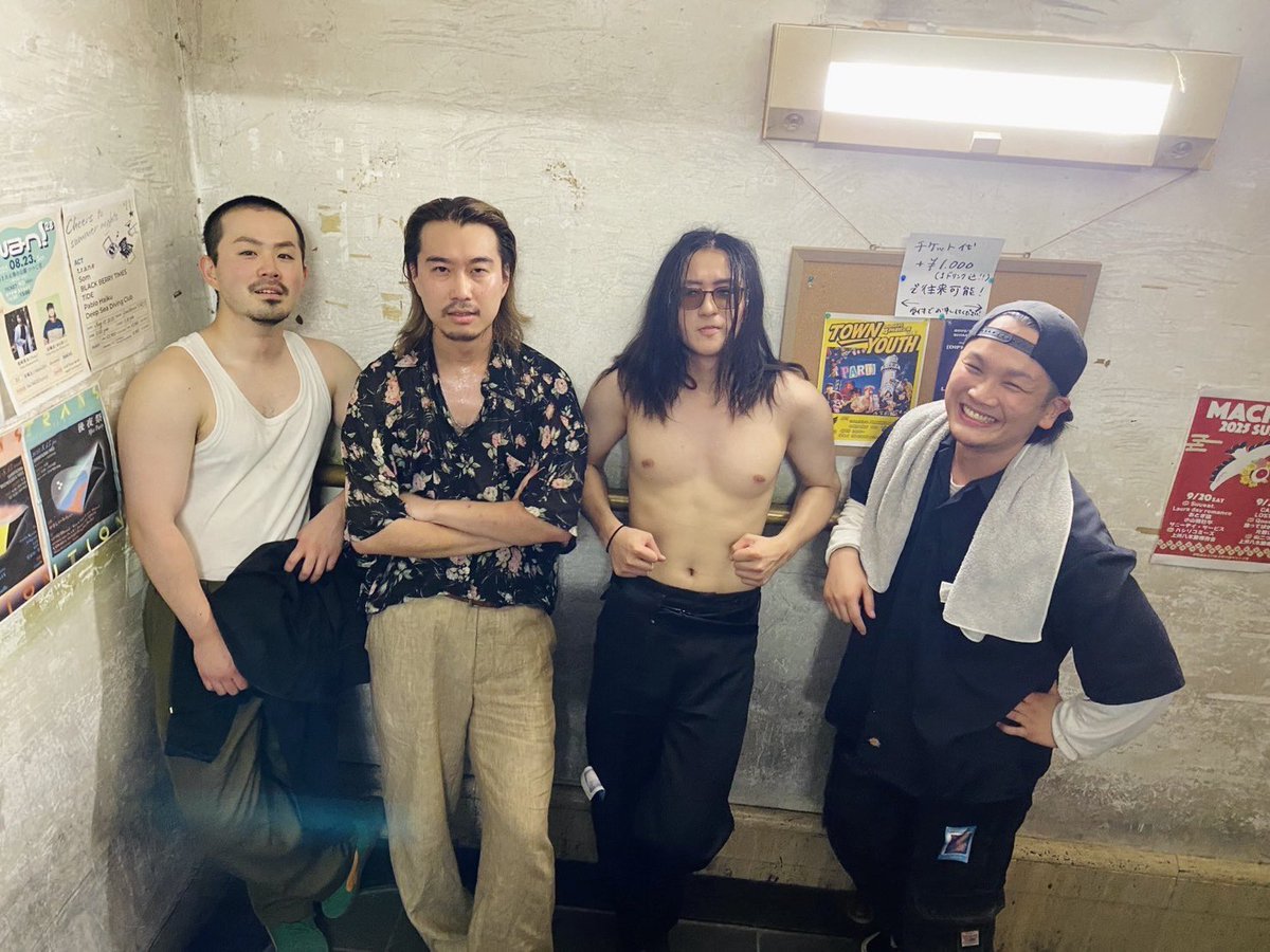 なんかめっちゃ楽しかったので久々にみんなで写真撮ったぞ！

リズム隊身体デカいな

シュンタ