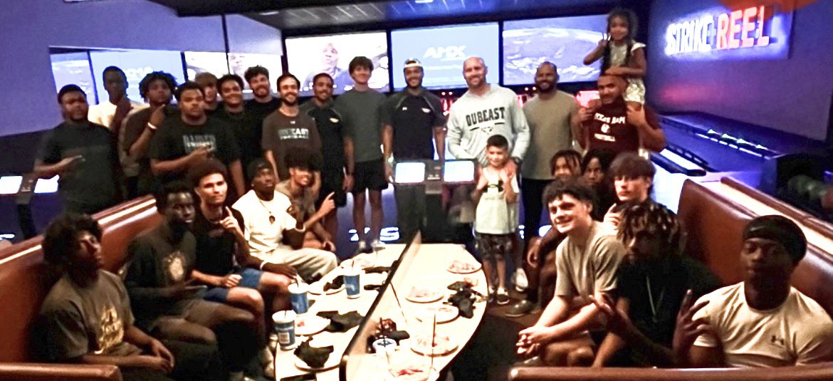 CoachJayRose's tweet image. Little family time before we kick this season off‼️

@tate_rhodes @CoachWyattJ @CoachMarcusGold @CoachWalk90 
@jacobmerriman @CoachDavisII 

#DUBeastFamily⚔️