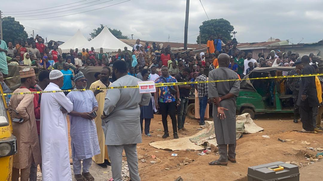 EliasuAlhaji's tweet image. Fresh killing at Asawasi, Kumasi. Two gunmen gunned down a man who had finished eating his meal and was going to enter his pickup vehicle.