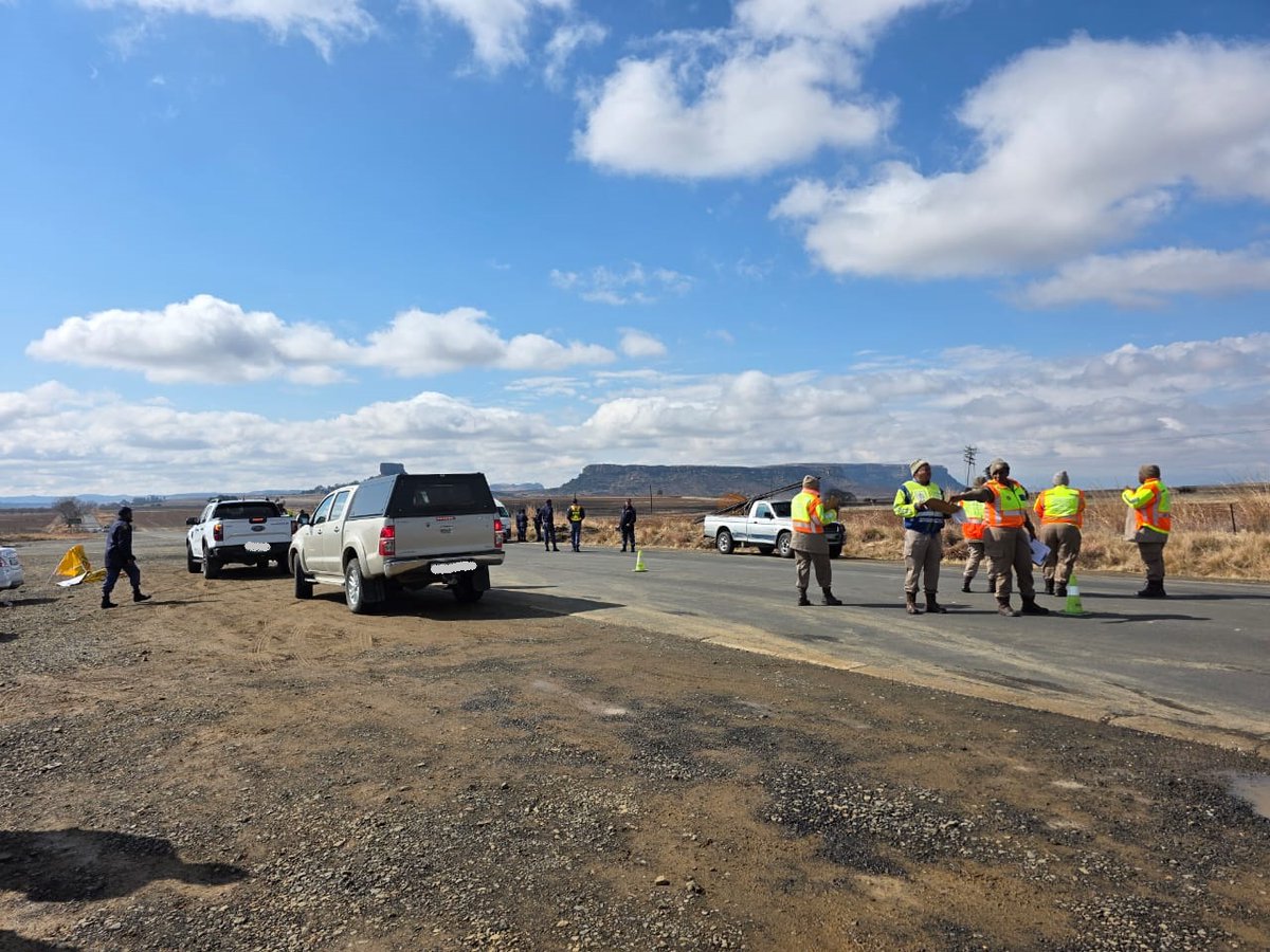 SAPoliceService's tweet image. #sapsFS The Thabo Mofutsanyana District Priority Committee on Road Freight and Public Transport led a high-impact, multi-disciplinary operation along the R26 road outside Ficksburg. The purpose of this operation was to enhance road safety and enforce compliance through…