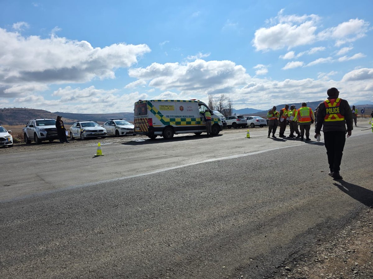 SAPoliceService's tweet image. #sapsFS The Thabo Mofutsanyana District Priority Committee on Road Freight and Public Transport led a high-impact, multi-disciplinary operation along the R26 road outside Ficksburg. The purpose of this operation was to enhance road safety and enforce compliance through…