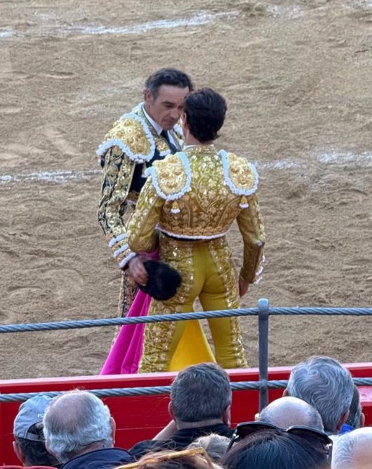 De Maestro a Maestro !
Brindis de <a href="/MJElCid/">Manuel Jesús  Cid</a> a <a href="/RocaRey/">Andrés Roca Rey</a> hoy en Santander