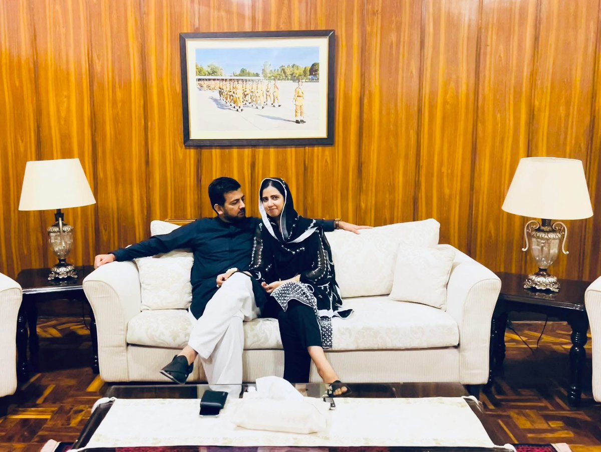 maaadikazmi's tweet photo. اپنی زندگی اس قدر دیانت، امانت اور خلوصِ نیت سے گزارو کہ تمہارے بدترین دشمن اور حسد کرنے والے بھی تمہارے کردار پر انگلی نہ اُٹھا سکیں، اور انہیں الزام لگانے کے لیے بھی کوئی موقع نہ ملے — اور نہ ہی کسی محفل میں تمہیں شرمندہ ہو کر سر جھکانے کی ضرورت پیش آئے۔

اور اگر کبھی سر جھکانا پڑے… تو صرف بیوی کے سامنے.