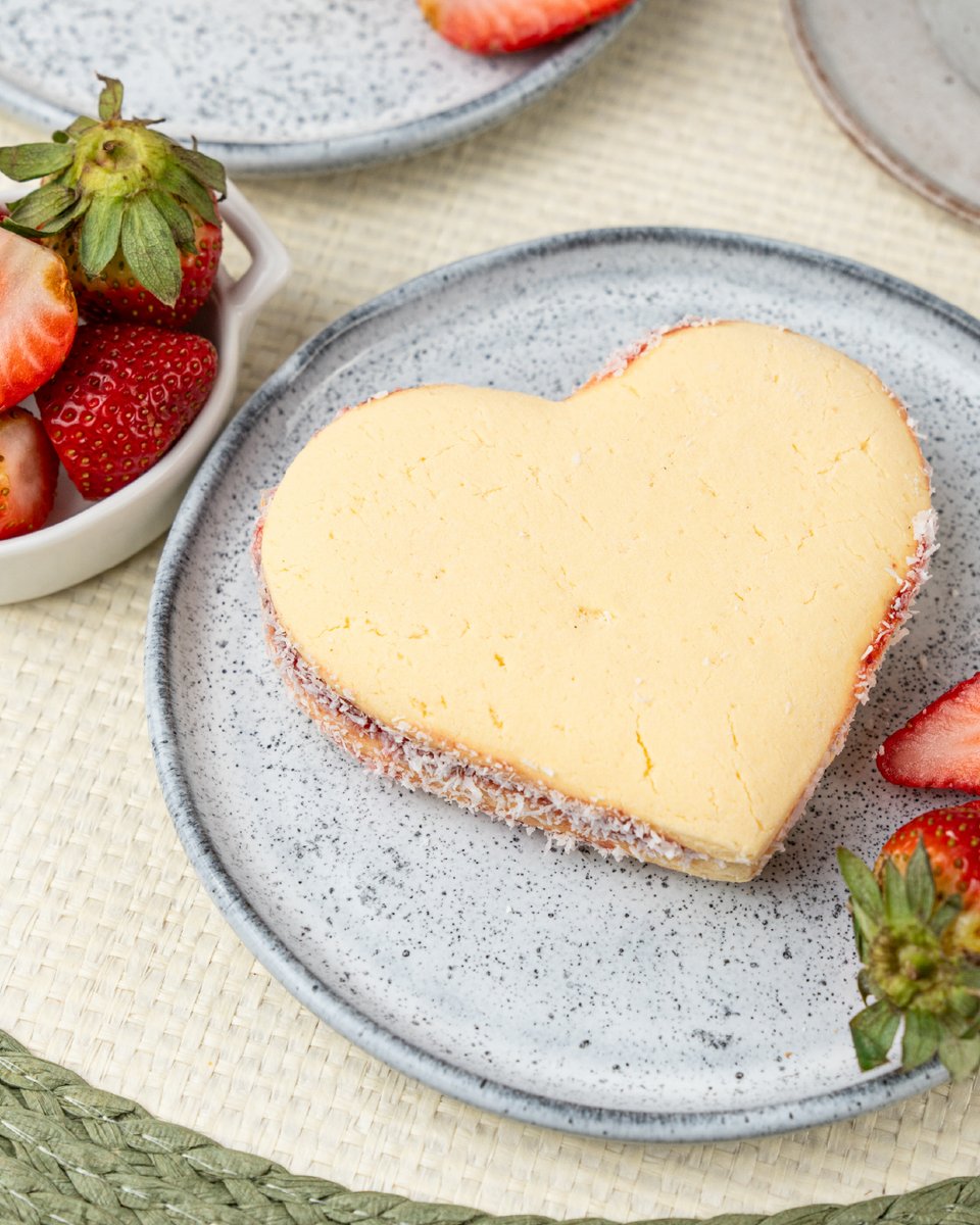 ✨¡Edición especial que enamora!🍓
Disfrutá nuestro Alfajor con mermelada de frutilla, con forma de corazón, bordes con coco rallado y sabor irresistible.🍓
💰 Gs. 32.500 el kilo.
📍 Disponible en nuestros locales de #Superseis🍃
