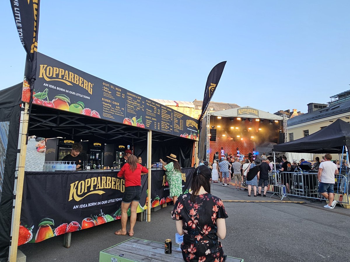 AkiPyysing's tweet image. Kopparbergin tuotteet ovat aina olleet mielestäni yli-imeliä.

Mutta Kopparbeg-vodka vissyllä (12€) sentään käy nelinkertaiselle setämiehellekin.