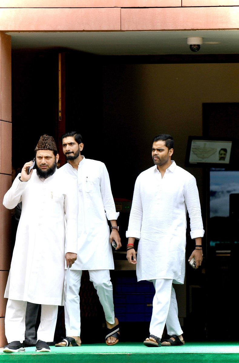 Pushpendra_MP_'s tweet image. कोई भी मुश्किल करीब आए
हम हक़ की राहों में सर उठाए
खड़े मिले थे - खड़े मिलेंगे
#SIR #MonsoonSession #BIHAR #INDIA #ECI #SAVECONSTITUTION