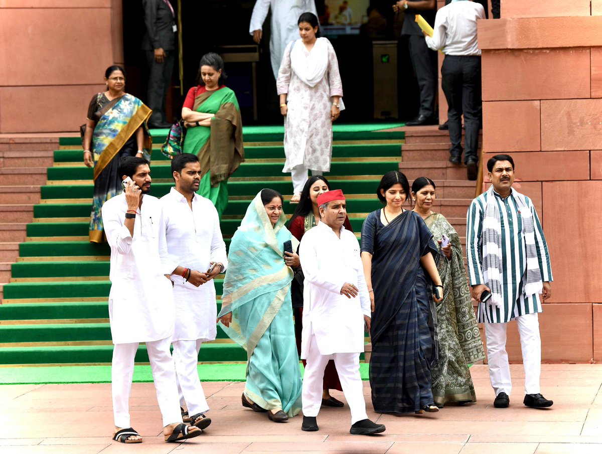 Pushpendra_MP_'s tweet image. कोई भी मुश्किल करीब आए
हम हक़ की राहों में सर उठाए
खड़े मिले थे - खड़े मिलेंगे
#SIR #MonsoonSession #BIHAR #INDIA #ECI #SAVECONSTITUTION