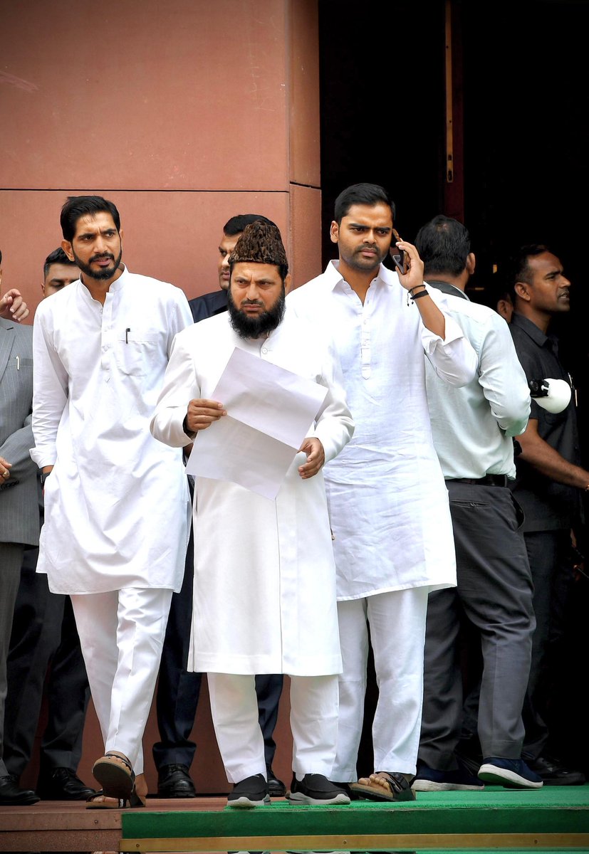 Pushpendra_MP_'s tweet image. कोई भी मुश्किल करीब आए
हम हक़ की राहों में सर उठाए
खड़े मिले थे - खड़े मिलेंगे
#SIR #MonsoonSession #BIHAR #INDIA #ECI #SAVECONSTITUTION
