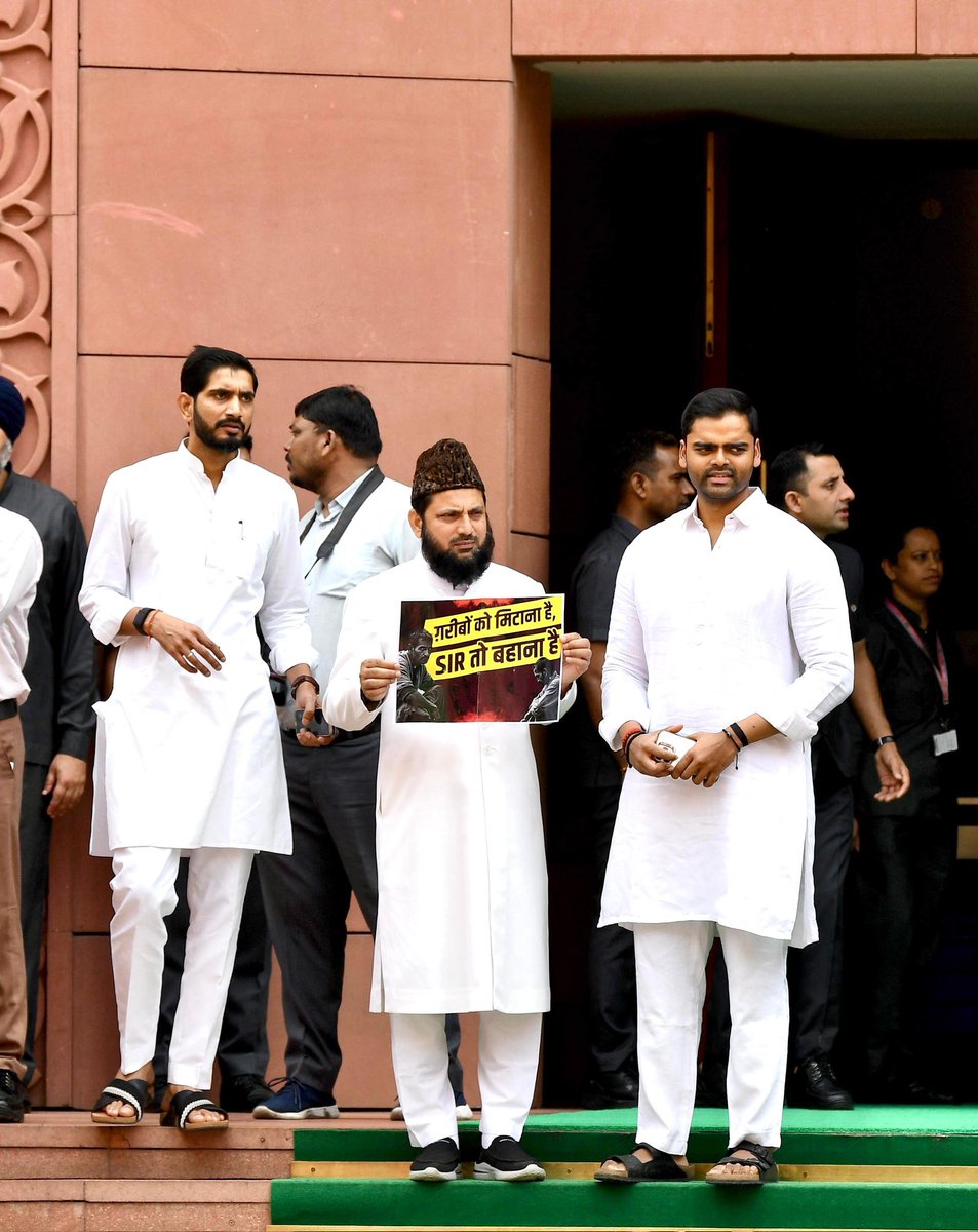 Pushpendra_MP_'s tweet image. कोई भी मुश्किल करीब आए
हम हक़ की राहों में सर उठाए
खड़े मिले थे - खड़े मिलेंगे
#SIR #MonsoonSession #BIHAR #INDIA #ECI #SAVECONSTITUTION
