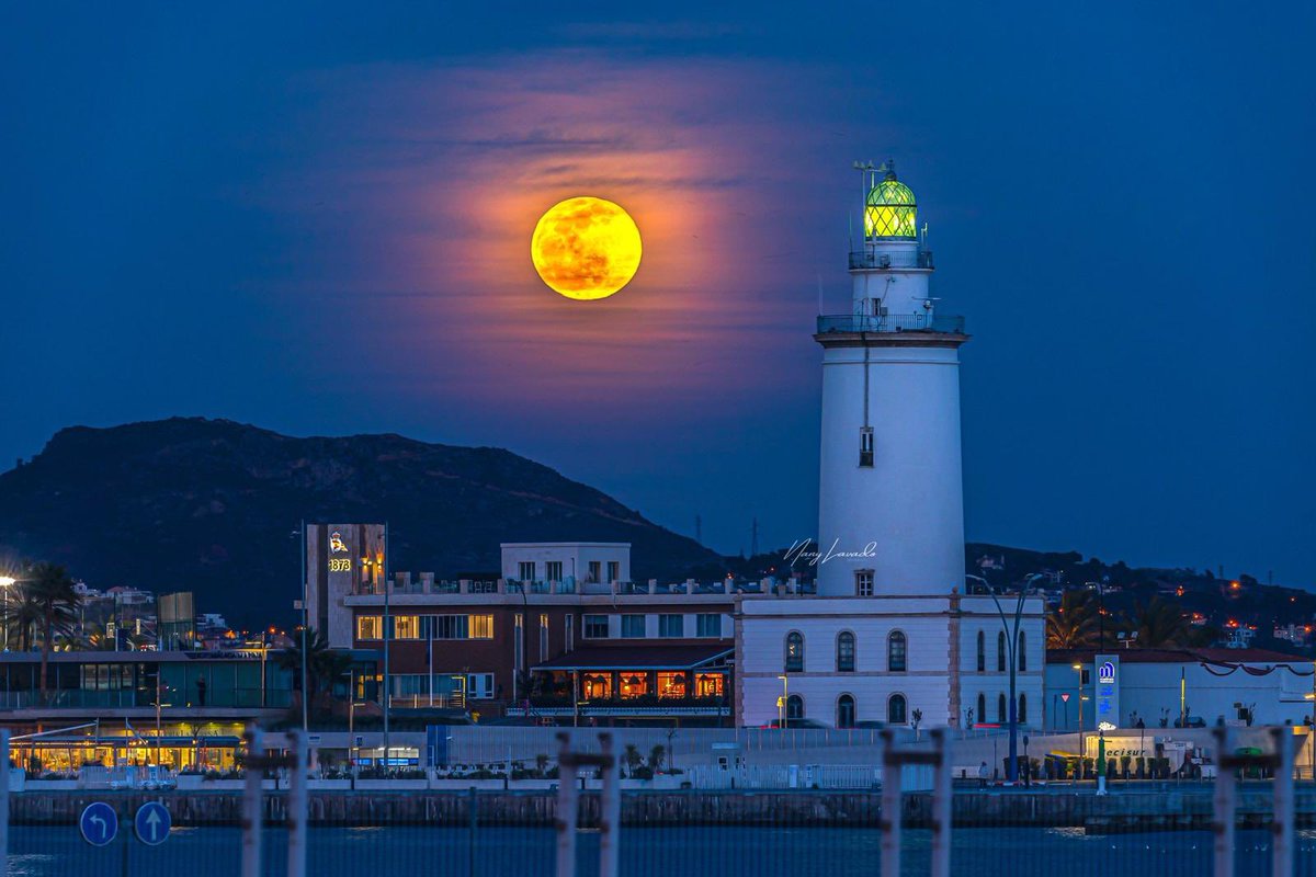 Hoy se cumplen 2 años de nuestro BIEN DE INTERÉS CULTURAL.
#SíALaFarola
#NoAlRascacielos