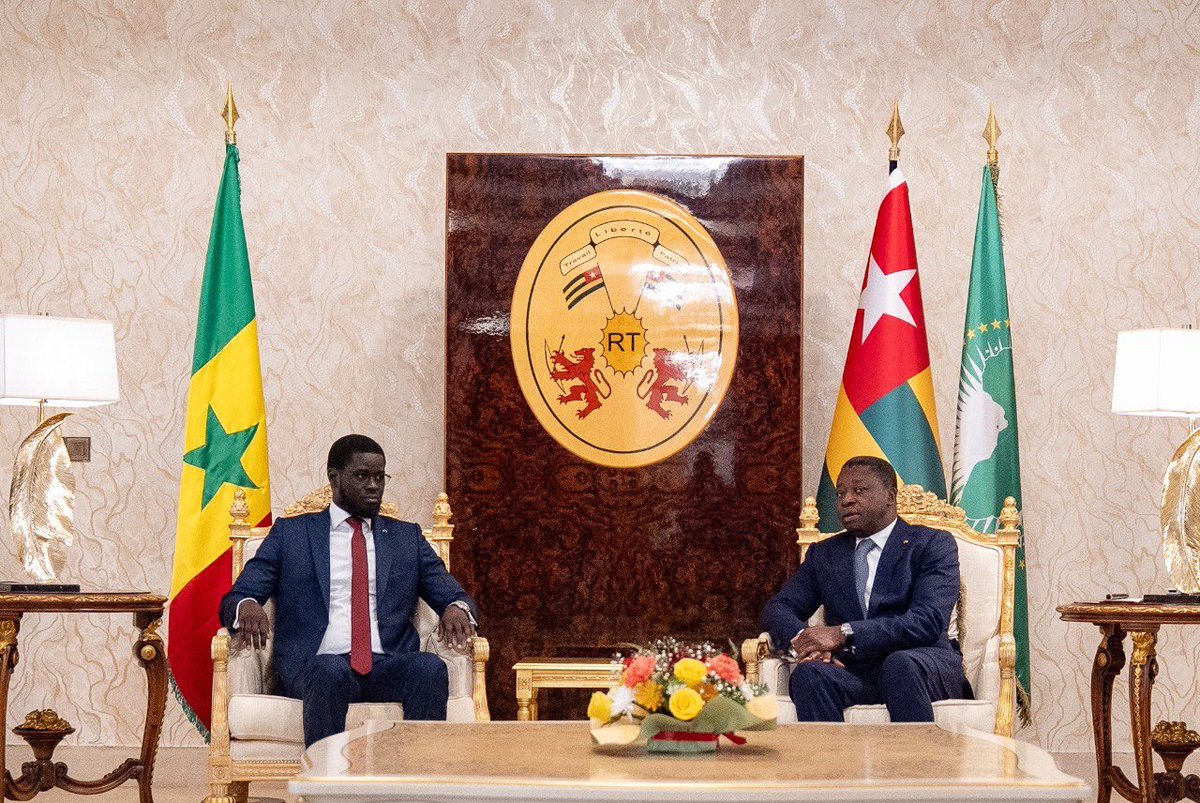 PR_Senegal's tweet image. Le @PR_Diomaye s’est entretenu ce jour, à Lomé avec le Président du Conseil @FEGnassingbe. Les deux dirigeants ont convenu de redynamiser la coopération entre Dakar et Lomé, en instruisant leurs ministres de convoquer la Commission mixte pour identifier des axes de partenariat.