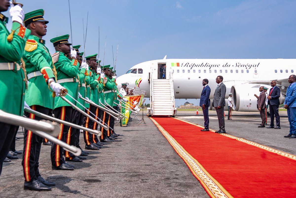 PR_Senegal's tweet image. Le @PR_Diomaye s’est entretenu ce jour, à Lomé avec le Président du Conseil @FEGnassingbe. Les deux dirigeants ont convenu de redynamiser la coopération entre Dakar et Lomé, en instruisant leurs ministres de convoquer la Commission mixte pour identifier des axes de partenariat.