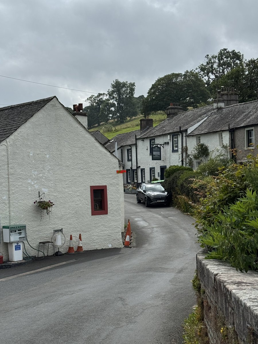 terrybnd's tweet image. Enjoyed a REALLY nice low alcohol beer from @loweswatergold today at the fab community owned pub @BvcpInn today! 😋🍺 #lakedistrict I headed out to catch up with pals on my leccy bike and recharged there too! I love such pubs in Cumbria. The opposite of the mainstream crap ya see…