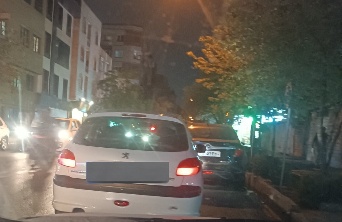 abboodyakhi86's tweet image. چندین و چندبار تلاش کرد پارک دوبل کنه ولی موفق نشد و همینجوری موند و بخشی از فضای عبور خیابان را اشغال کرد...
چند لحظه بعد ماشینا پشت سرش بوق بوووق...
گواهینامه رو چجوری میدن مگه الان؟
میفروشن؟