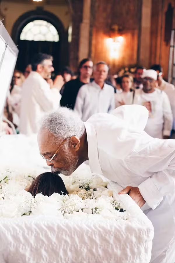 finc0's tweet image. BEIJO DA DESPEDIDA
Que a Divina Misericórdia conforte e console o coração de Gil, familiares e amigos, nesta hora de dor e despedida. Que Preta descanse em paz!