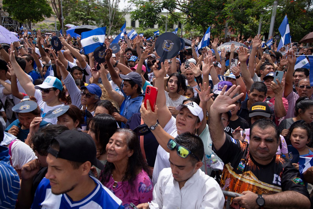 elfaroenglish's tweet photo. El Salvador is living under a dictatorship, even if you do not want to see it, writes @docAvelar in #efOpinion. Have the decency to demand decency from those in power. https://t.co/K3B89M9JSD https://t.co/aQutyHBPoP