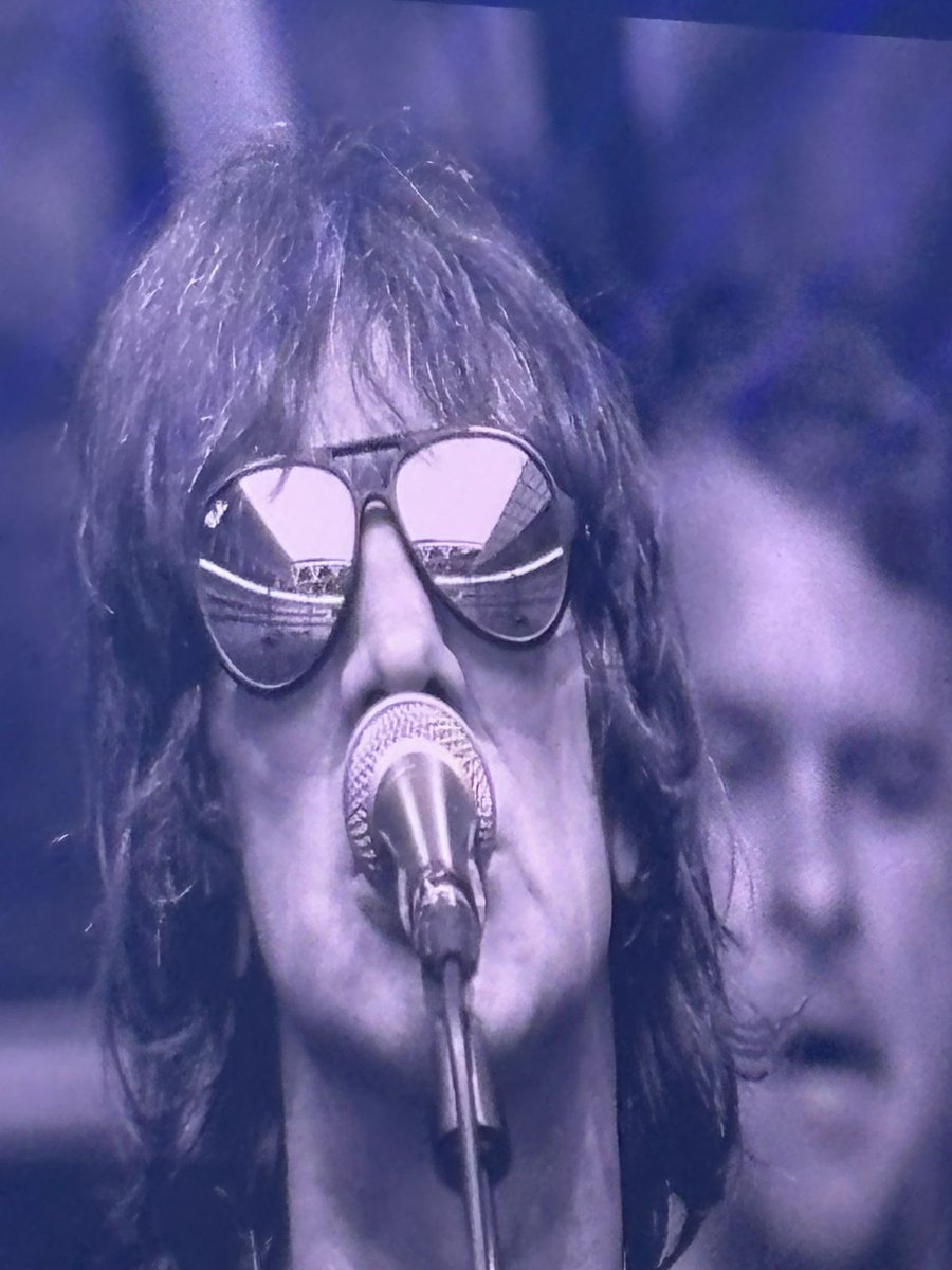 BritsPieces's tweet image. Look at that reflection in his sunglasses!

Amazing photo @meljp43 

@WembleyLive25 @richardashcroft @oasis