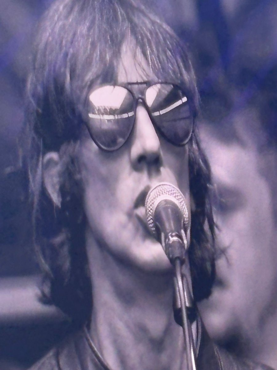 BritsPieces's tweet image. Look at that reflection in his sunglasses!

Amazing photo @meljp43 

@WembleyLive25 @richardashcroft @oasis