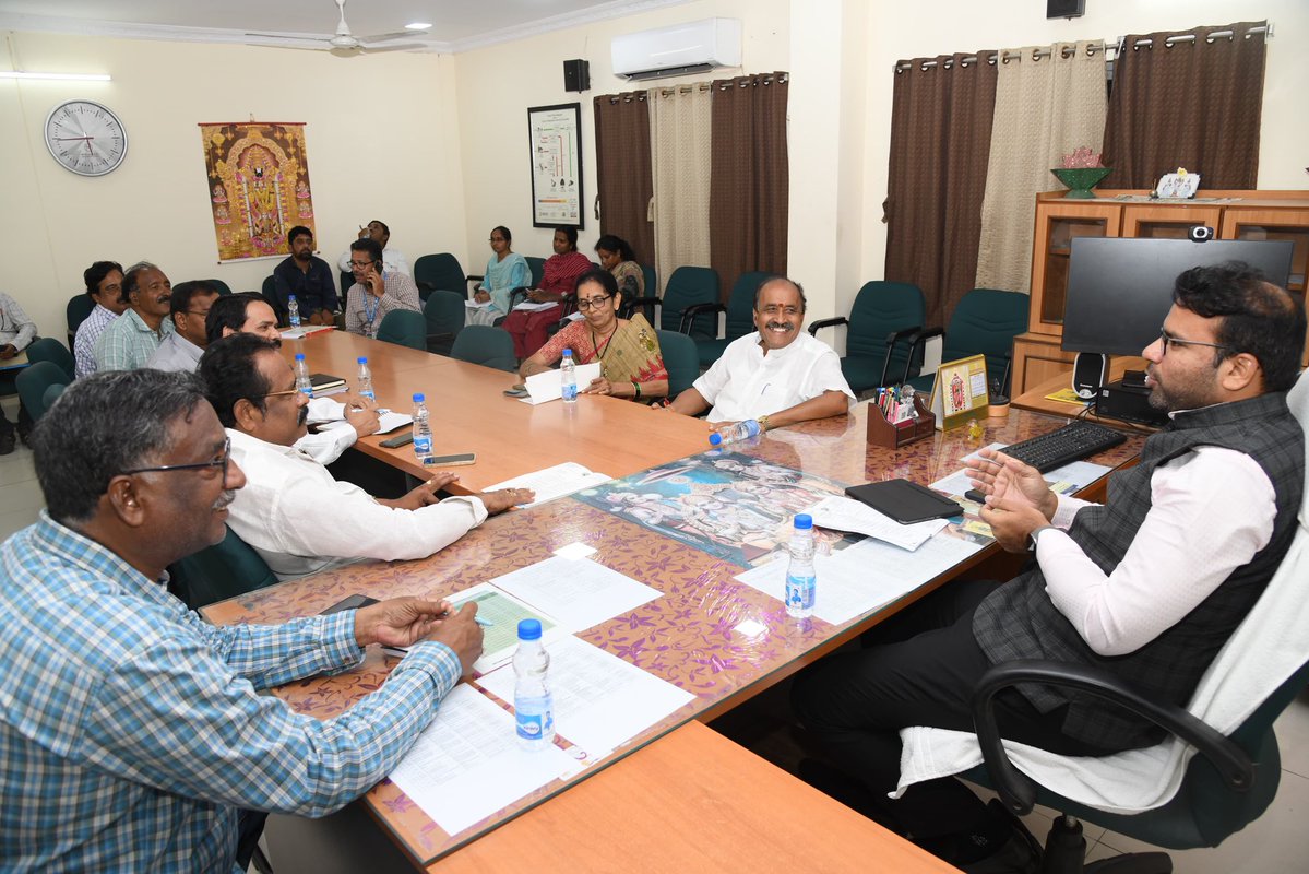 🤝 వార్డు సమస్యలపై కార్పొరేటర్ల వినతి – కమిషనర్ స్పందన

జీవీఎంసీ 6వ జోన్ కార్యాలయాన్ని ఆకస్మికంగా తనిఖీ చేసిన కమిషనర్ శ్రీ కేతన్ గార్గ్, ఐఏఎస్, గారిని వార్డు 86 కార్పొరేటర్ లేళ్ల కోటేశ్వరరావు, వార్డు 75 కార్పొరేటర్ పులి ఝాన్సీ లక్ష్మీబాయి, వార్డు 71 కార్పొరేటర్ రాజన రామారావు