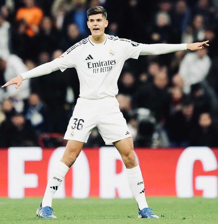 GermanDaggers's tweet image. 1,90 Meter groß, zentrales Mittelfeld, Spanier, Trikot in der Hose.
#VfB-Zugang Chema #Andrés hat nicht nur optisch Ähnlichkeiten mit Weltfußballer Rodri.
Auch auf dem Platz überzeugt er mit seinen Pässen und Übersicht.

Wortspielhölle: Rodri-Nachfolger + Rohdiamant = Rodriamant?