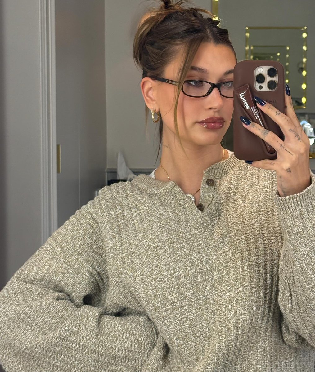 nermoeg's tweet image. It’s insane how Hailey Bieber supported and donated to Palestine multiple times, yet she’s still called "Zionist" and gets more hate than real Zionists