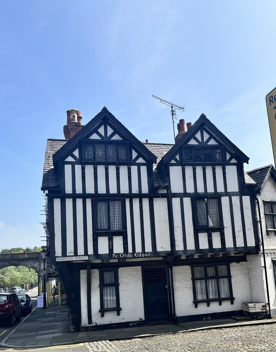 ionarees's tweet photo. #Chester taken yesterday 📸#ChesterRows 🖤 https://t.co/LaXFJs8Mw7