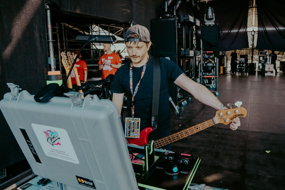 jamespendle's tweet image. I wonder what happens if i twist these thingys ?

📸 @gavfrontrow 

#guitartech #basstech #backlinetech #festivalseason