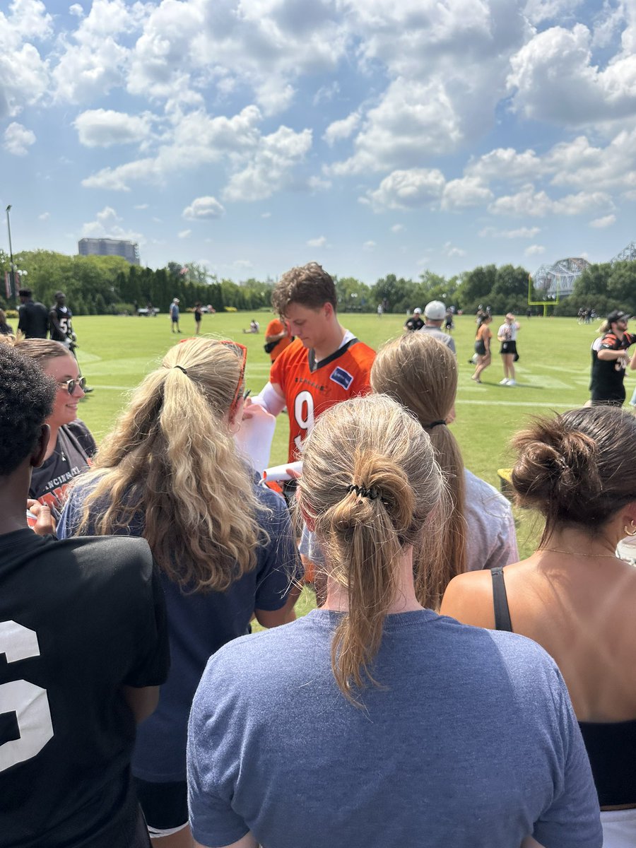 gaultdc20's tweet image. Huge Thank You to the Cincinnati Bengals! 🐅🏈
We are beyond grateful to the @Bengals for inviting our @MNDCougars Flag Football team as VIPs to Training Camp! What an unforgettable experience for our girls — from the front-row access to the incredible hospitality, it was truly…