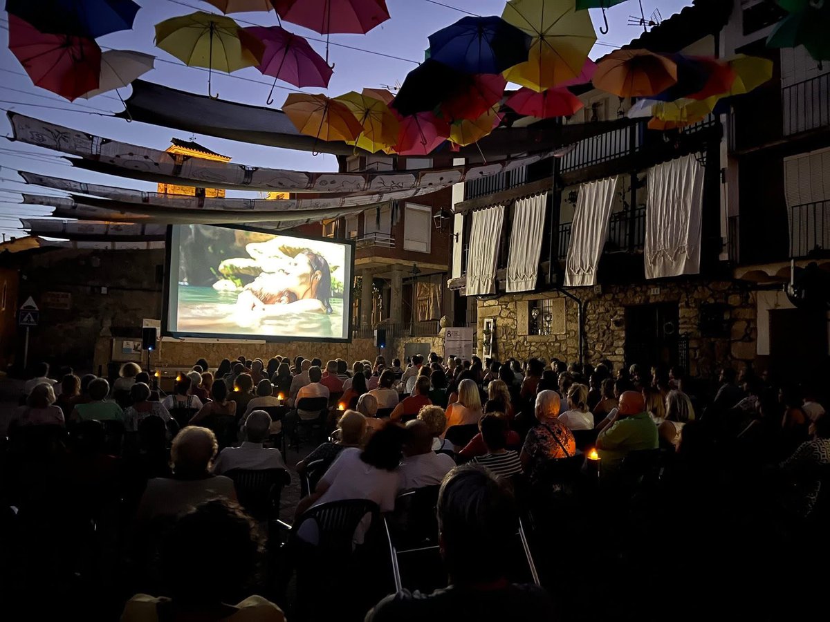 Unas 200 personas disfrutaron anoche del cine accesible e inclusivo bajo las estrellas. 

La Filmoteca de Extremadura proyectó la película SORDA en Talaveruela de la Vera, en el marco de la Muestra de Cine y Cultura de la Vera.