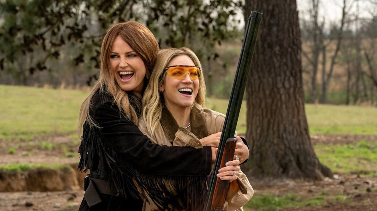 lesbocine's tweet image. Conheça The Hunting Wives, série de drama e mistério com Brittany Snow!
Após se mudar com a família para o interior do Texas, Sophie O’Neil é atraída por um grupo exclusivo de mulheres liderado por Margo Banks (Malin Åkerman). Entre festas, tiroteios, e vínculos perigosos, o…