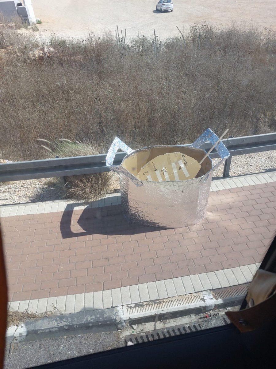 Mistaclim's tweet image. את הסירים מקרטון המשטרה החרימה מחשש לשלום הציבור, אבל האבן שנזרקה לתוך הרכב של איימן עודה הם לא באמת מכירים האבן כנראה מסמלת את שלום הציבור.