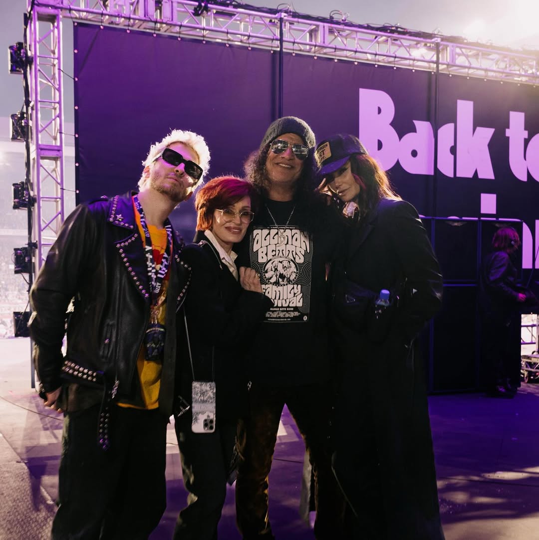 SlashNews1's tweet image. Slash and Meegan with Sharon Osbourne and Watt at Villa Park, Birmingham (UK) - July 5th
Photo by Oliver Halfin
#backtothebeginning